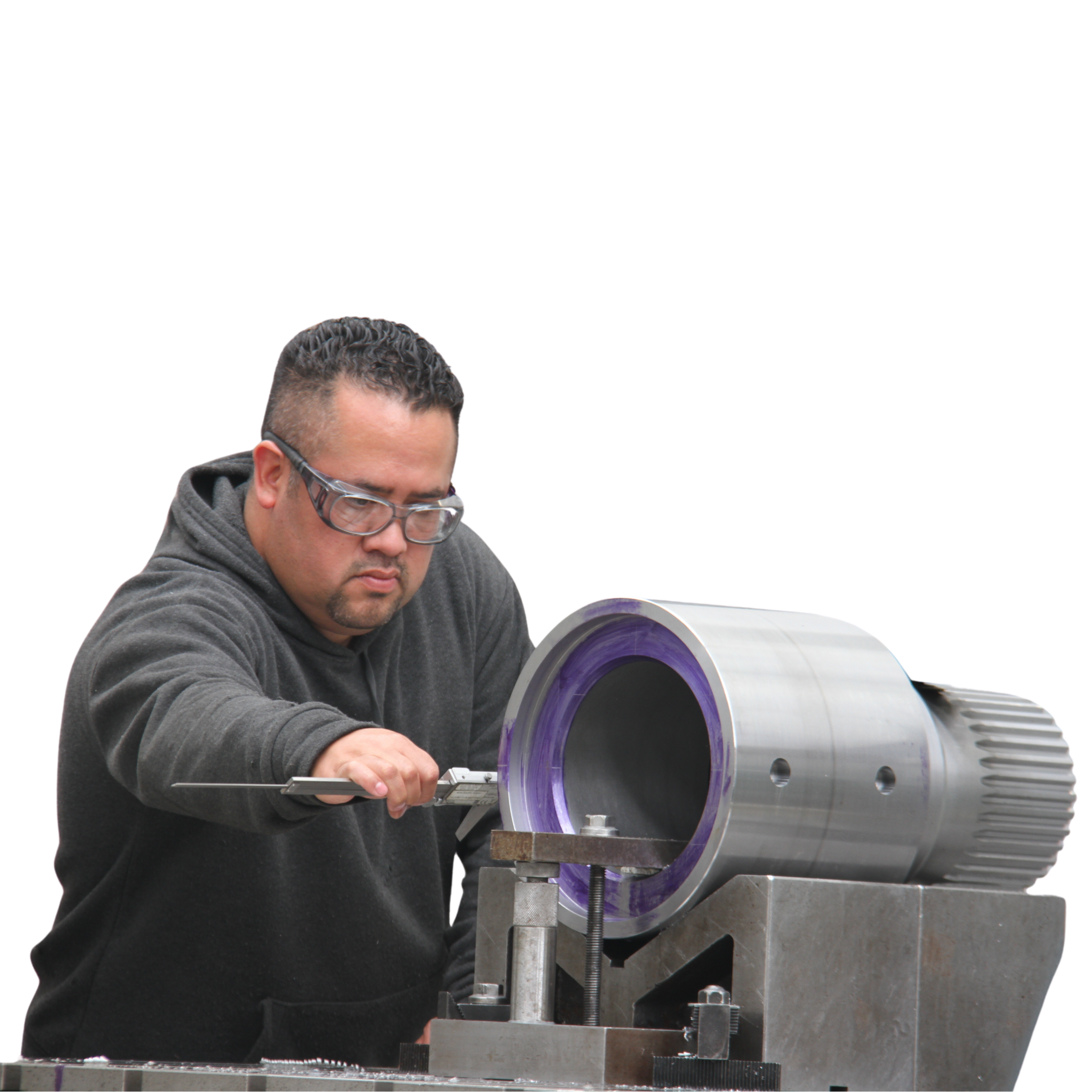 Persona midiendo con un micrometro un cople